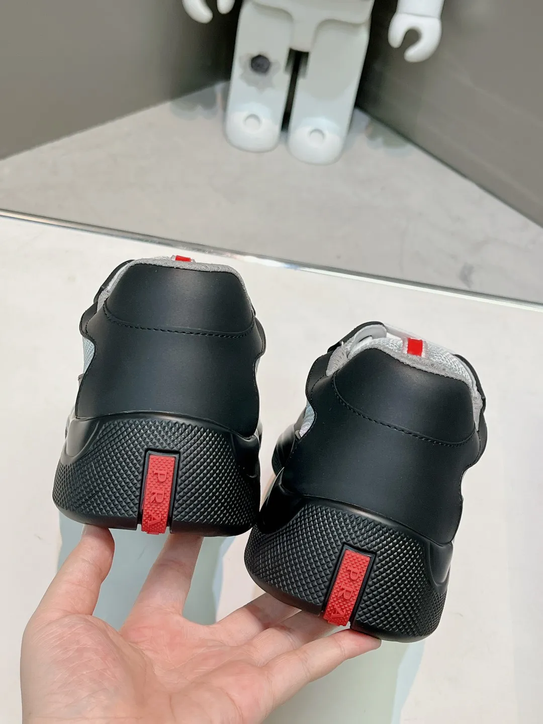 P680👟👟 Prada soft rubber and Bike fabric sports America’sCuP sneakers with Prada style have been redesigned, new fabrics and colors inject a new contemporary spirit into them. Size / 35-44 45 46 can be customized and non-returnable.